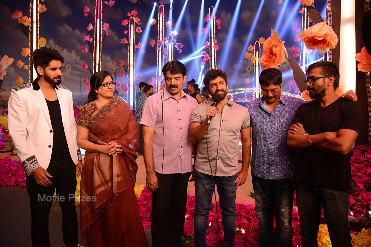 Aatadukundam Raa Song Stills